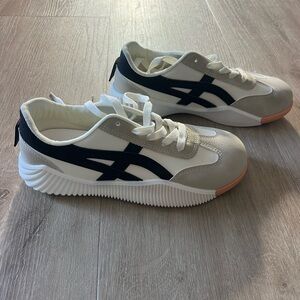 De Florence Women's White and Black Sneakers